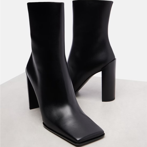 Alaia Shoes - ALAIA (NWOT) Square Ankle Boots in Calfskin EU 40 in Black